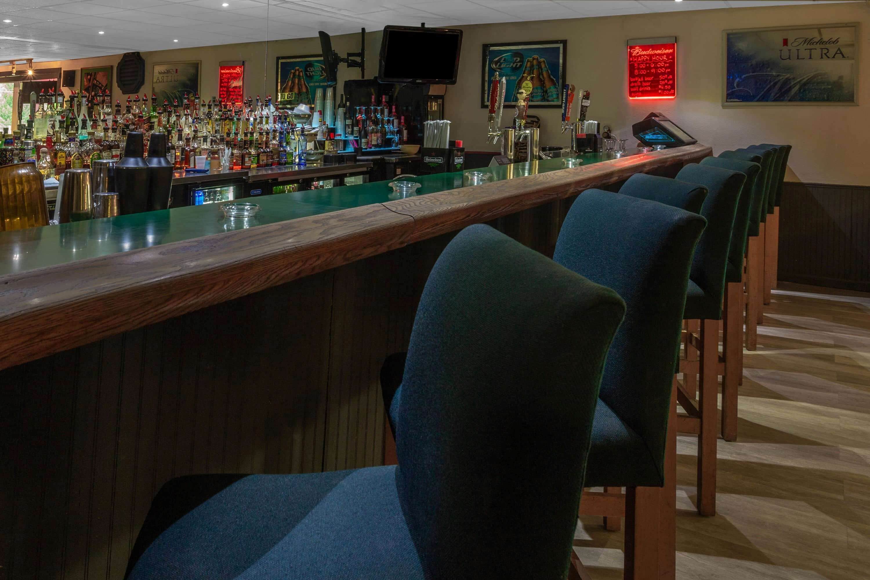 2 bars/lounges
