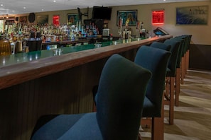 2 bars/lounges