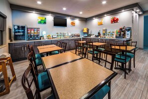 Café da manhã com buffet grátis todos os dias