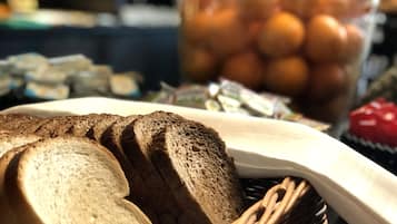 Café da manhã com buffet todos os dias (EUR 17.50 por pessoa)