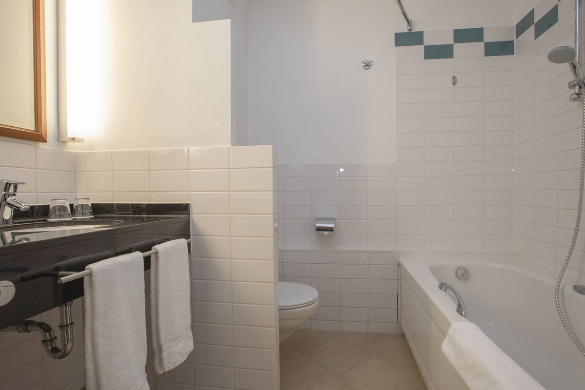 combined shower/bathtub, deep-soaking bathtub, eco-friendly toiletries