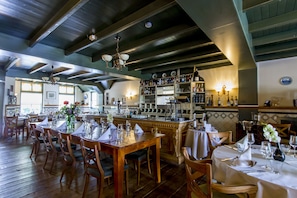 Lunch, dinner, brunch served; international cuisine