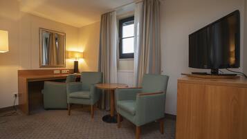 Junior suite | Een kluis op de kamer, een bureau, verduisterende gordijnen, gratis wifi