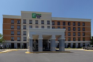 Edificio de Holiday Inn Express & Suites con fachada de ladrillo y entrada numerada.