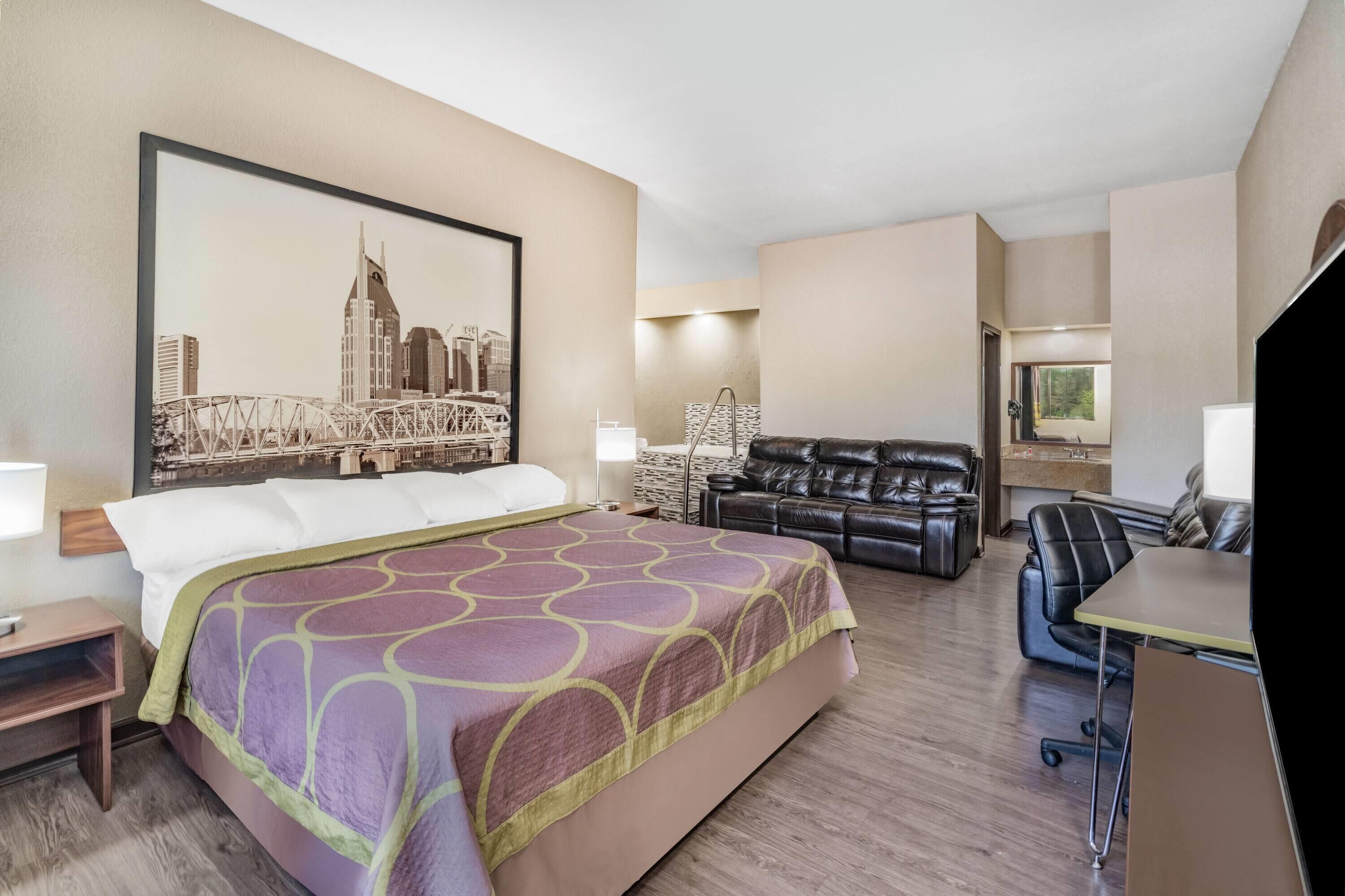 Skrivebord, blendingsgardiner, strykejern/-brett og wi-fi (inkludert)