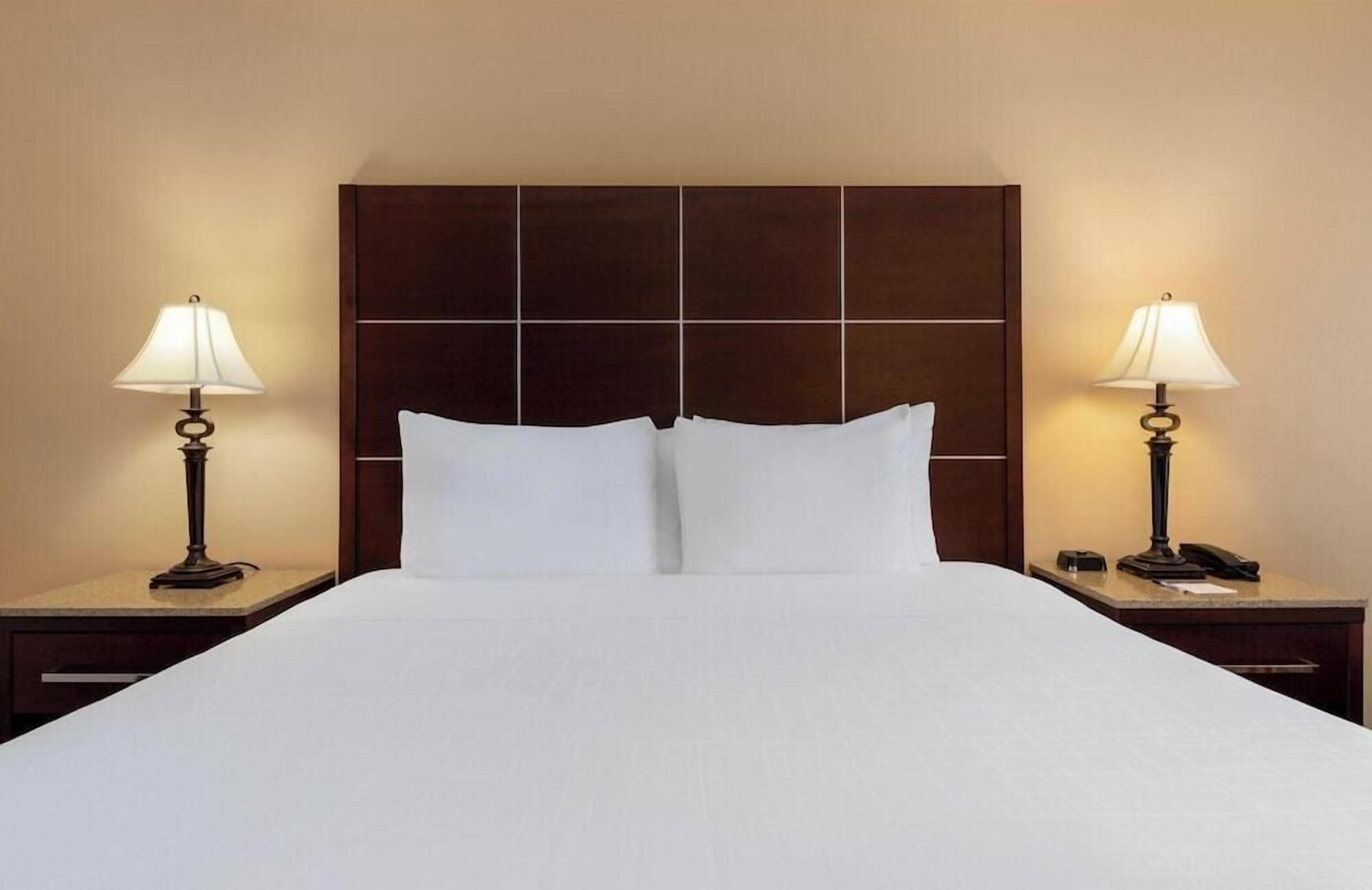 Ropa de cama de alta calidad y camas con pillow-top 