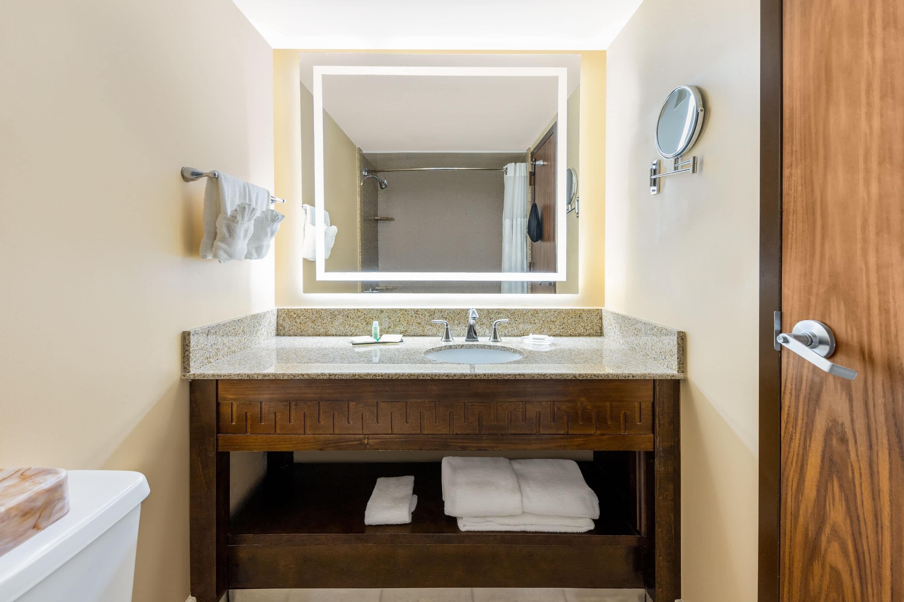 combined shower/bathtub, hydromassage showerhead, designer toiletries