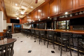 2 restoran, melayani makan siang, makan malam; sajian masakan Amerika