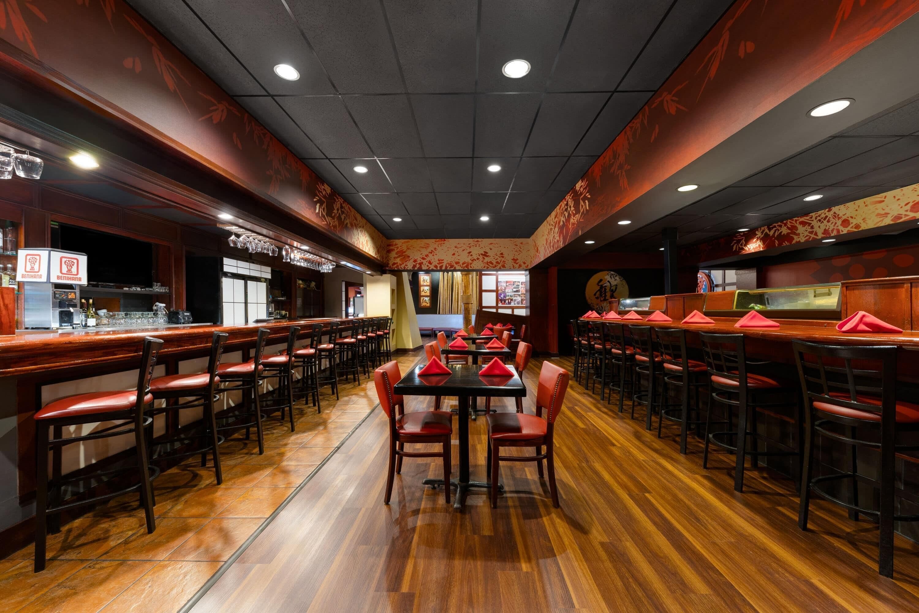 2 restaurants, lunch, dinner served; american cuisine