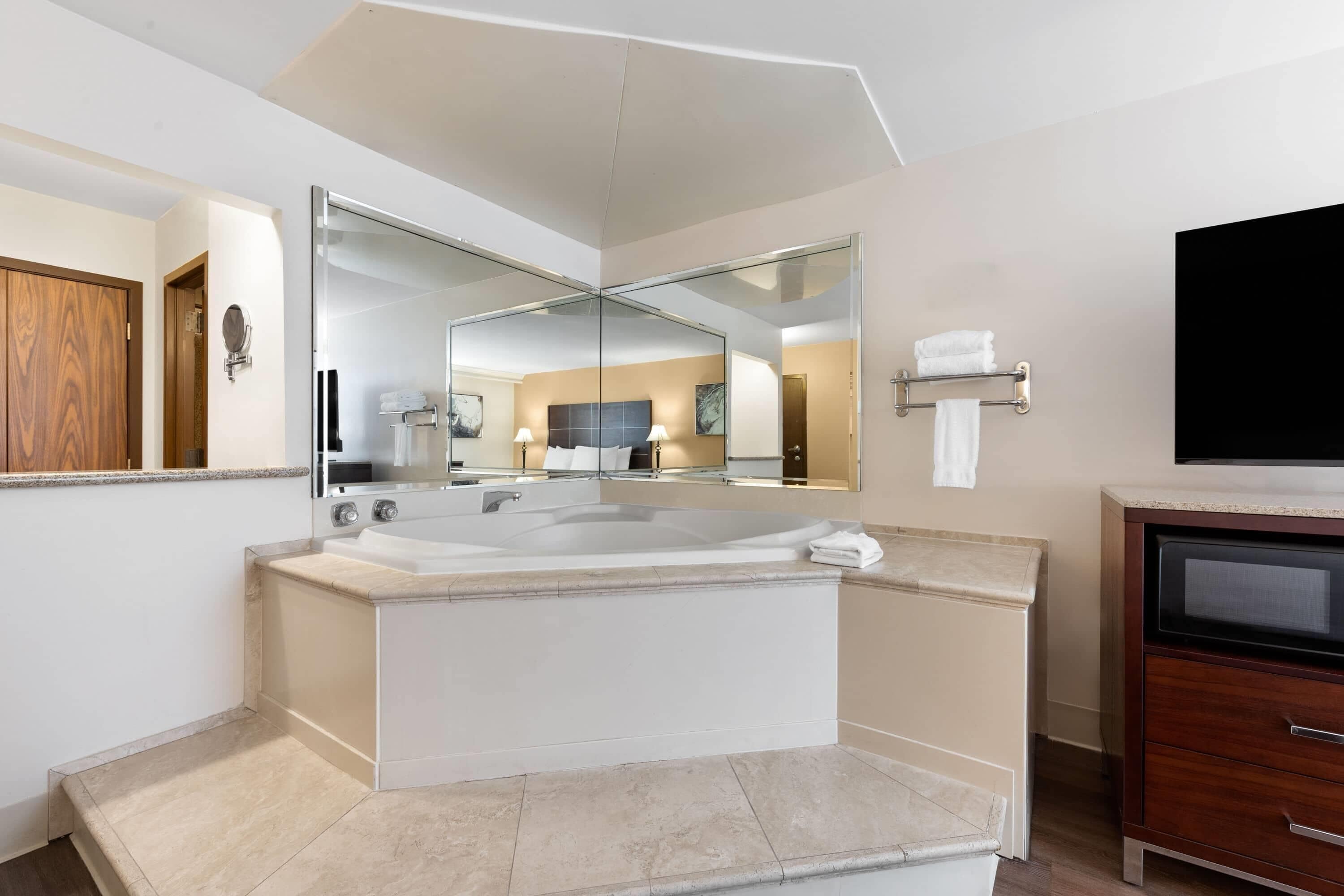 deluxe suite, 1 king bed, non smoking | jetted bathtub