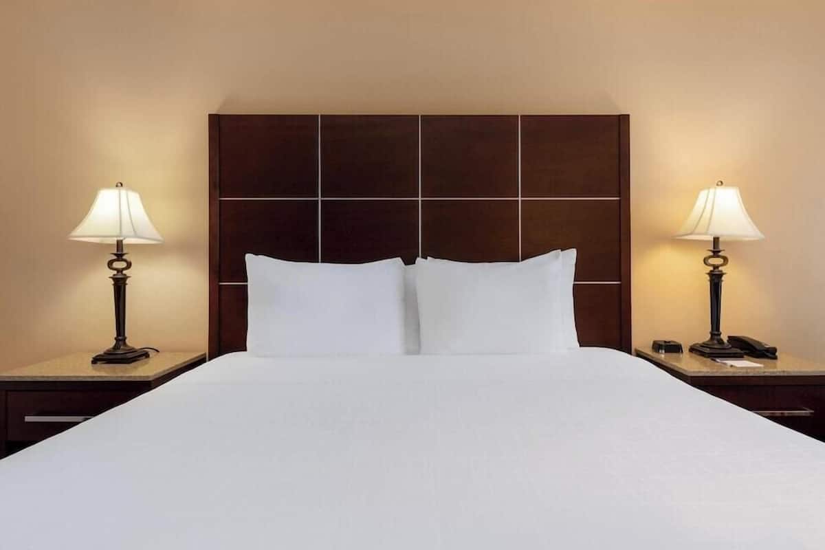 Ropa de cama de alta calidad y camas con pillow-top