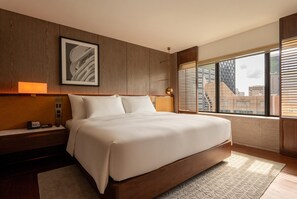 Minibar, in-room safe, desk, blackout drapes - Grand Hyatt Singapore (Singapore)