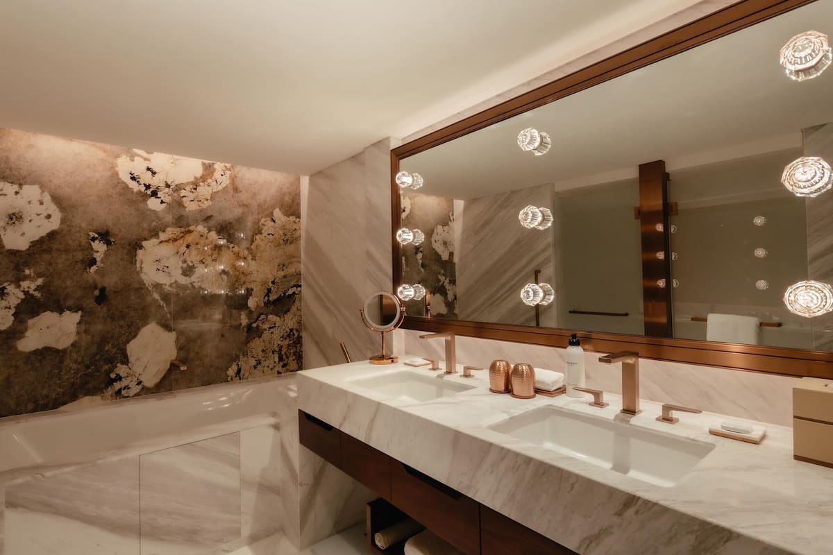 Articles de toilette écologiques, sèche-cheveux, peignoirs, chaussons