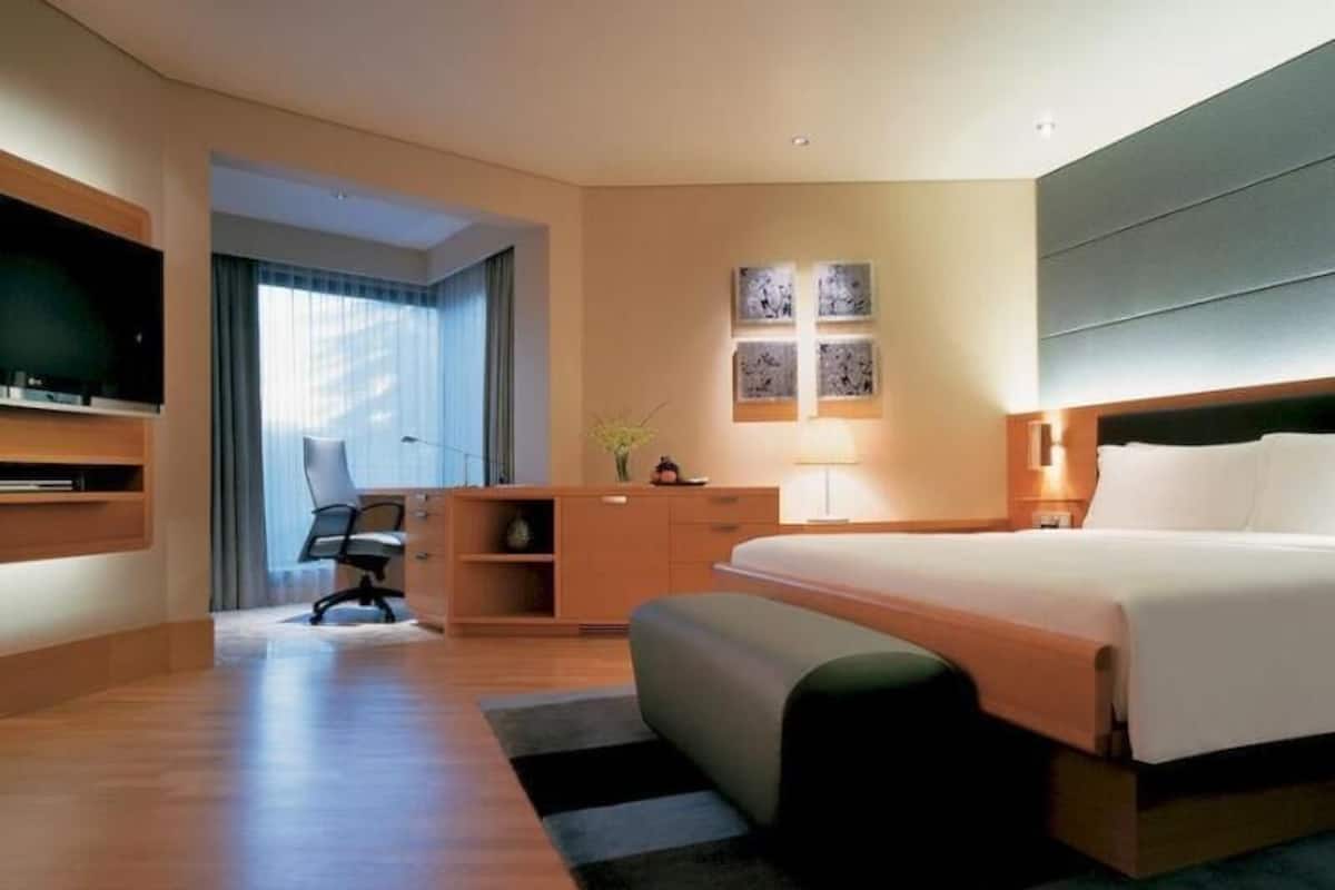 Minibar, caja de seguridad en la habitación y escritorio