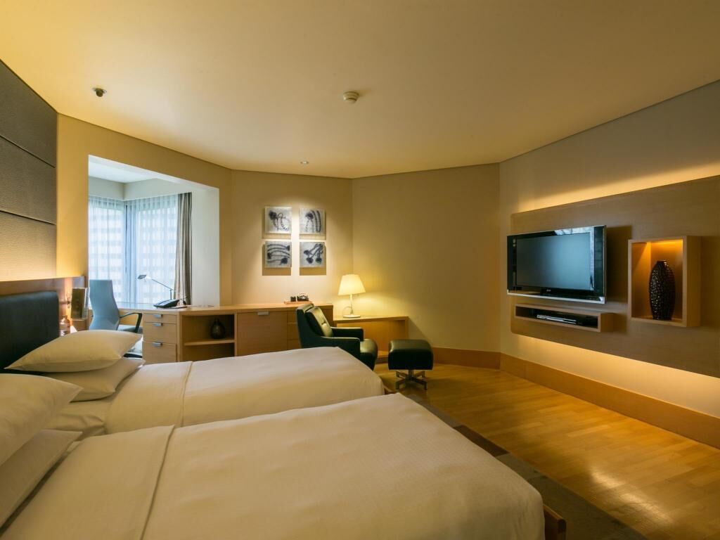 Minibar, caja de seguridad en la habitación y escritorio 