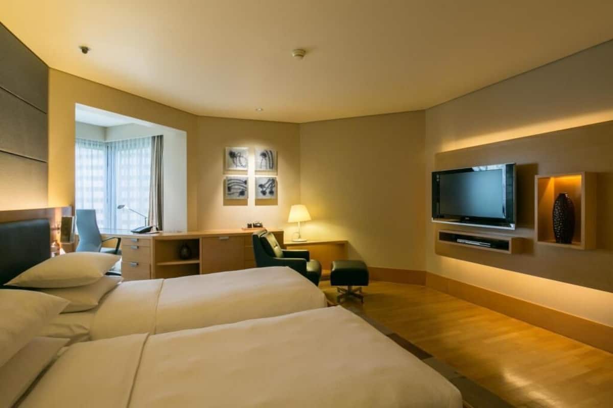 Minibar, caja de seguridad en la habitación y escritorio