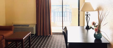 Huone, 1 suuri parisänky, tupakointi kielletty | Pimennysverhot, silitysrauta/-lauta, ilmainen Wi-Fi, vuodevaatteet