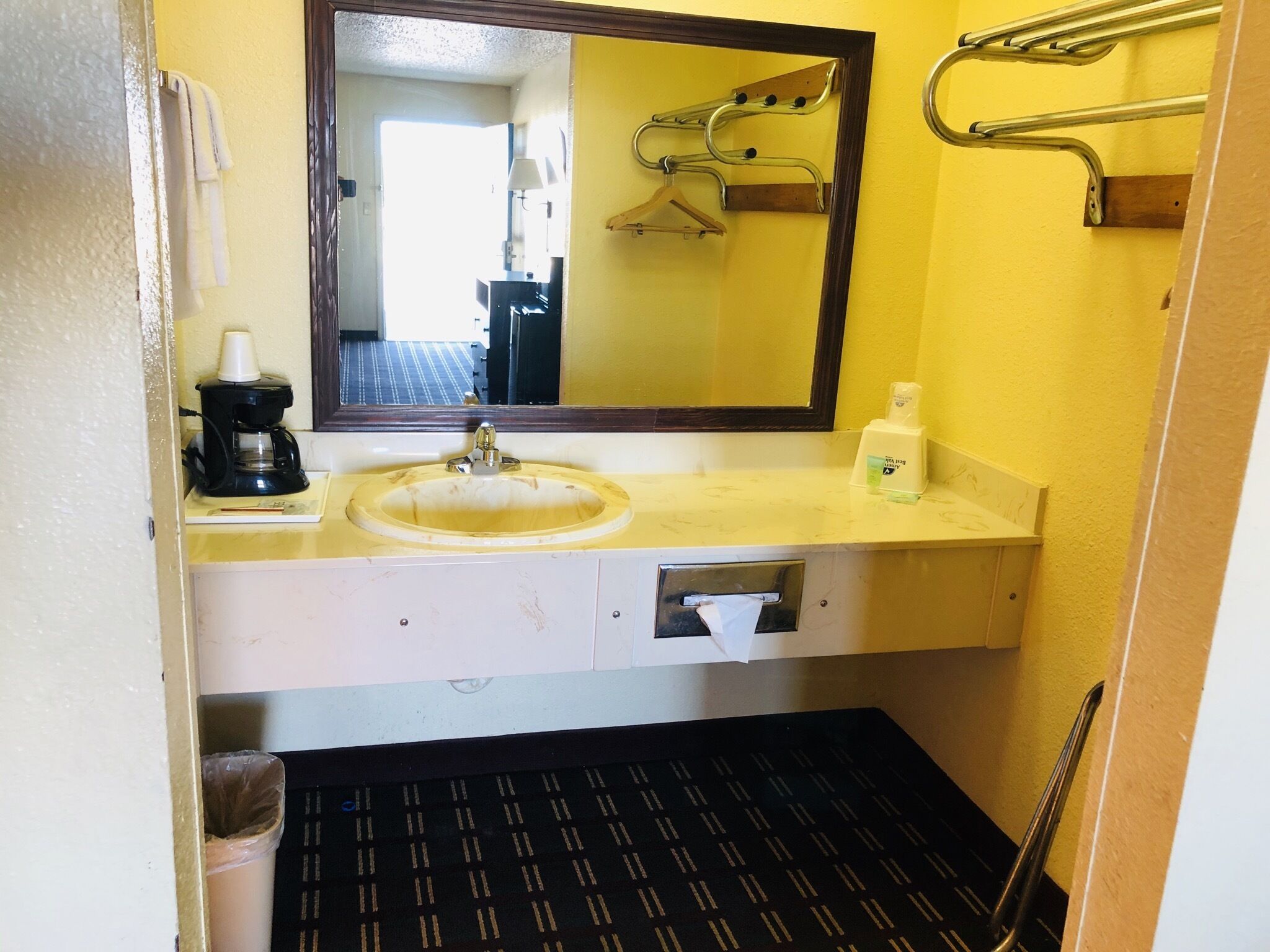 Room, 1 King Bed, Non Smoking | Bathroom