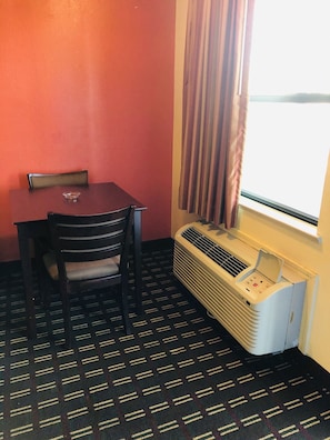 Doppelzimmer, Raucher | Wohnbereich | Fernseher