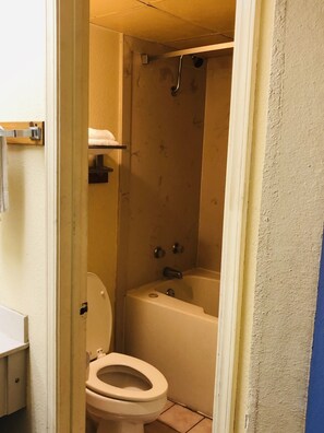 Habitación doble, para fumadores | Baño | Tina con regadera, amenidades de baño gratuitas, secadora de cabello 