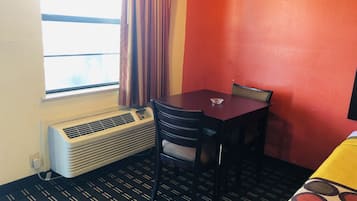 Habitación doble, fumadores | Zona de estar | Una televisión