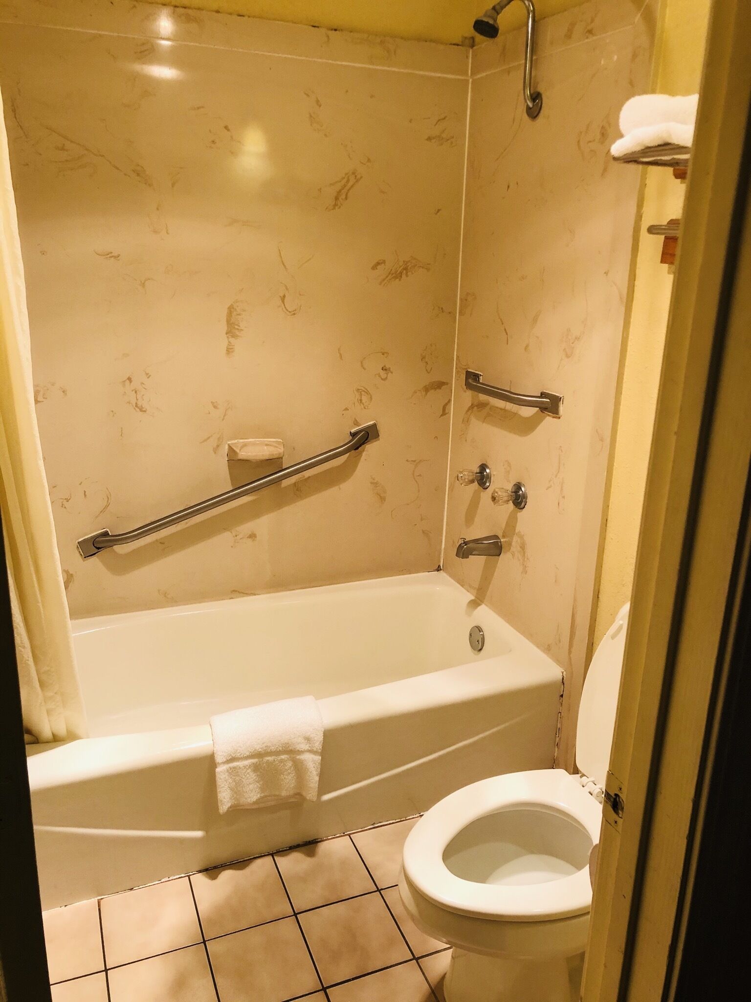 ルーム キングベッド 1 台 禁煙 | バスルーム | シャワー付き浴槽、バスアメニティ (無料)、ヘアドライヤー、タオル