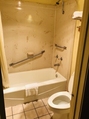 Habitación, 1 cama de matrimonio grande, no fumadores | Baño | Ducha y bañera combinadas y artículos de higiene personal gratuitos