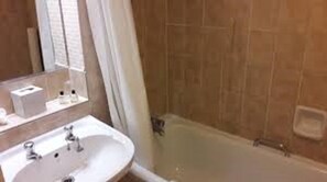 Vòi sen/bồn tắm kết hợp, máy sấy tóc, khăn tắm 