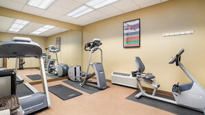 A fitness center with treadmills, elliptical machines, and stationary bikes. - Red Roof Inn Baltimore South - Glen Burnie (Glen Burnie)