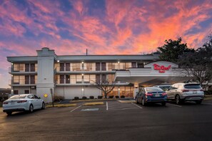 A Red Roof Inn with a parking lot and multiple cars parked in front. - Red Roof Inn Baltimore South - Glen Burnie (Glen Burnie)