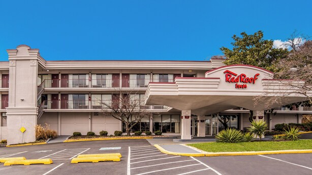 Un hôtel Red Roof Inn doté d’un parking et d’une entrée abritée.