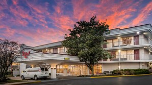 A hotel with a two-story structure, a covered entrance, and a parking area. - Red Roof Inn Baltimore South - Glen Burnie (Glen Burnie)