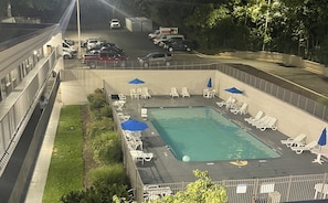 Una piscina al aire libre de temporada