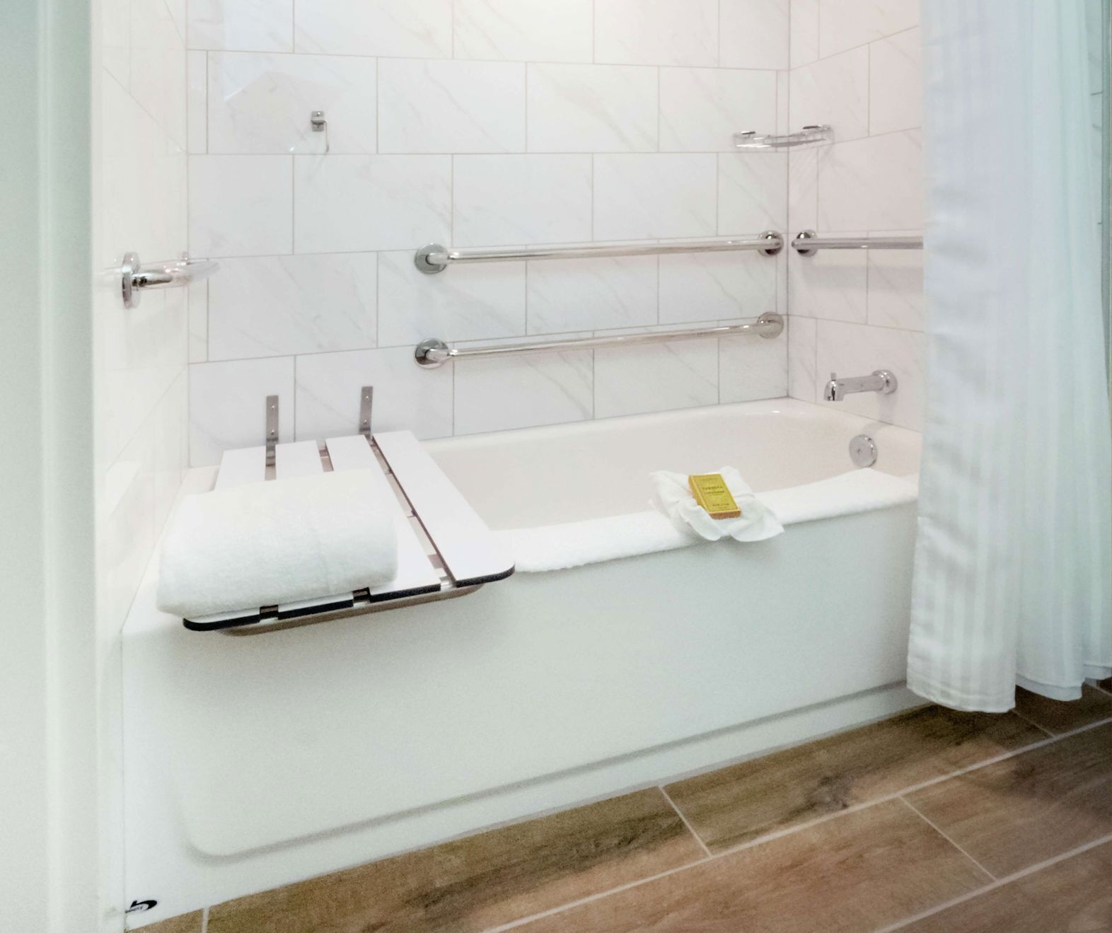 Bathroom | Combined shower/bathtub, free toiletries, hair dryer, towels