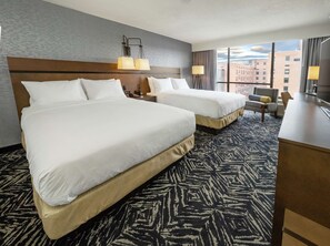 客房內保險箱、書桌、筆電工作空間、熨斗/熨衣板