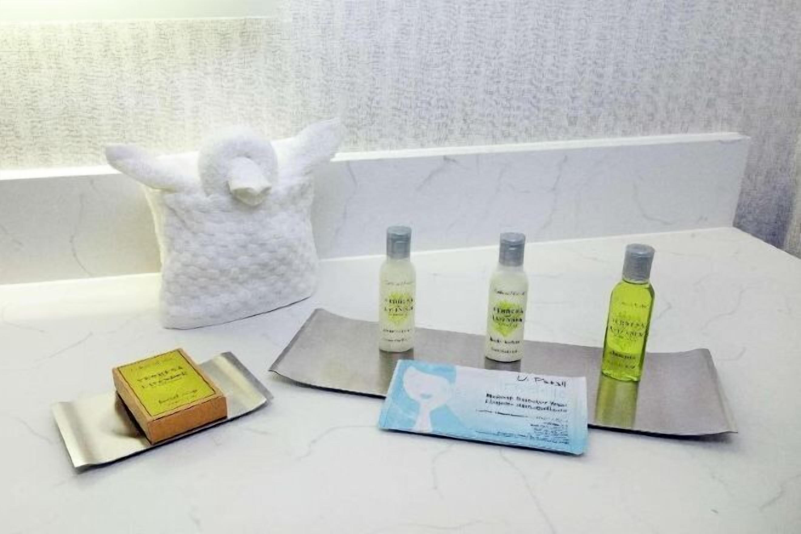 淋浴/盆浴组合、免费洗浴用品、吹风机、毛巾