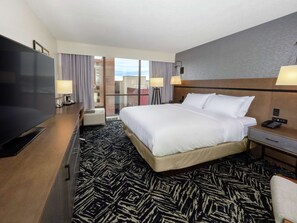 In-room safe, desk, laptop workspace, iron/ironing board - DoubleTree by Hilton Jamestown (Jamestown)