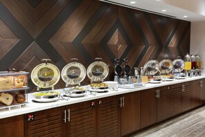 Phục vụ bữa sáng, bữa trưa và bữa tối 