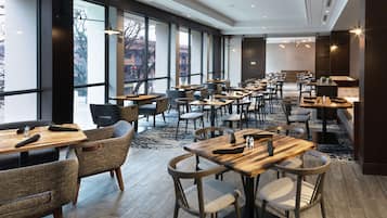 Melayani sarapan, makan siang, dan makan malam