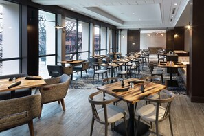 早餐,供應午餐和晚餐