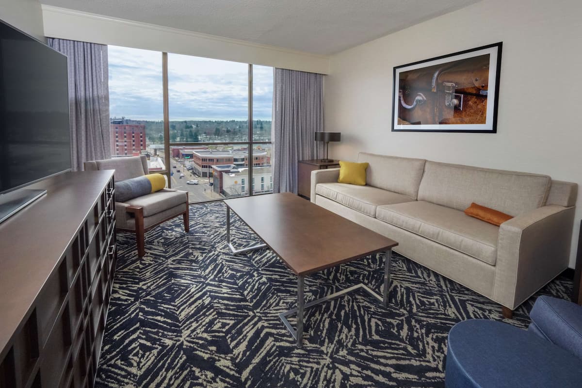 Suite, 1 très grand lit | Coffres-forts dans les chambres, bureau