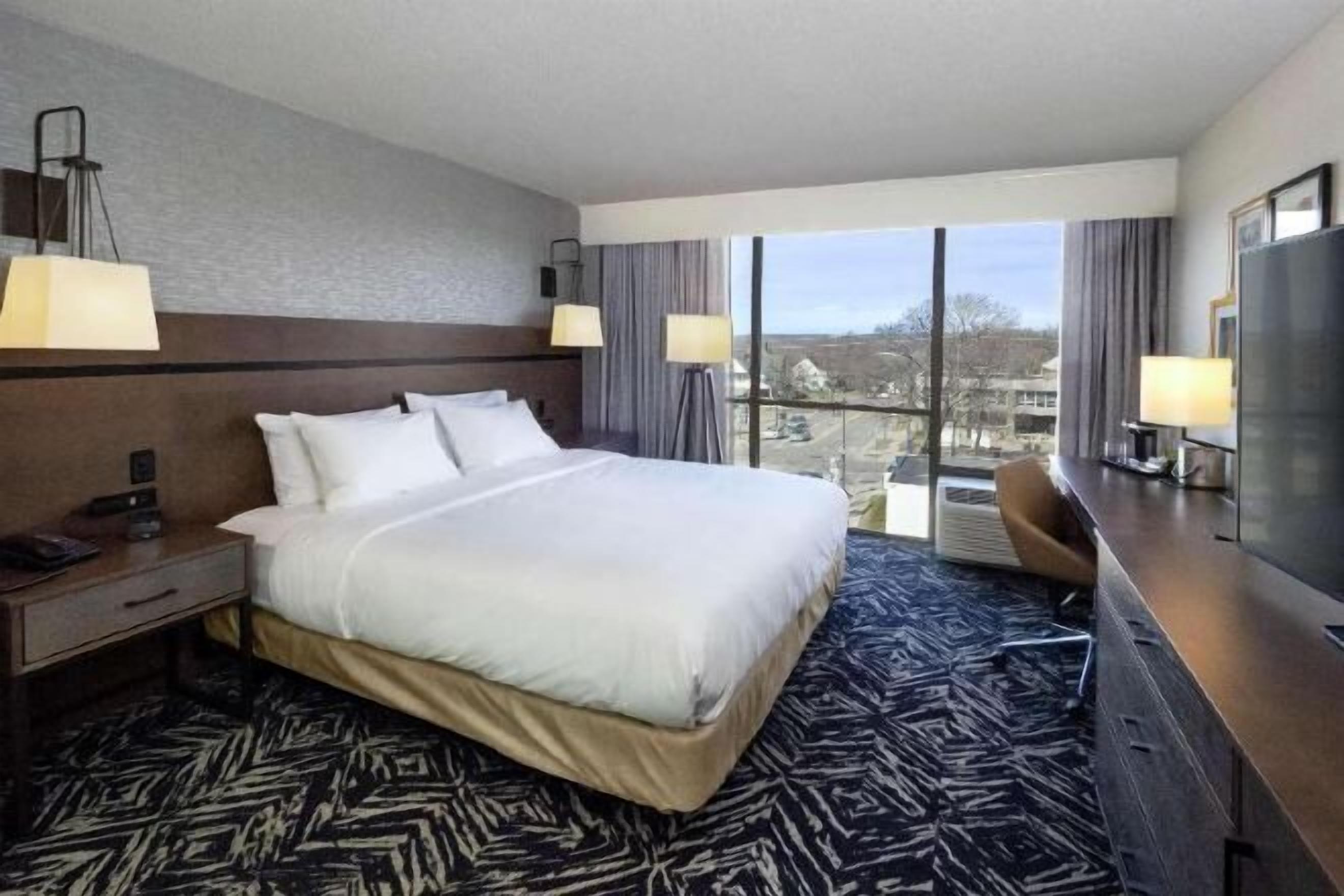 客房内保险箱、办公桌、笔记本电脑工作区、熨斗/熨衣板