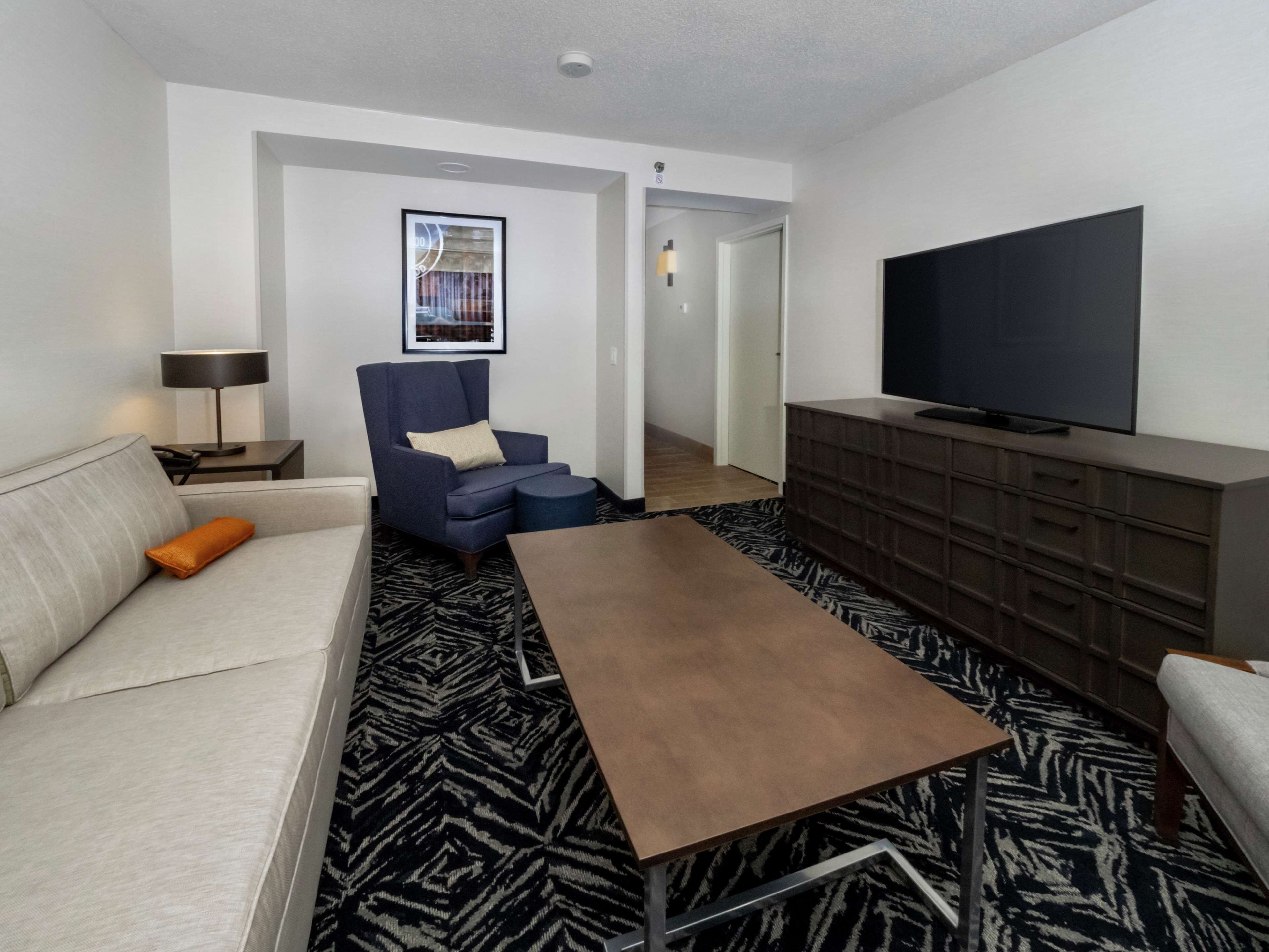 suite, 1 king bed | in-room safe, desk, laptop workspace, iron/ironing board