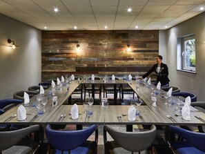 供應早餐、午餐和晚餐，英國料理