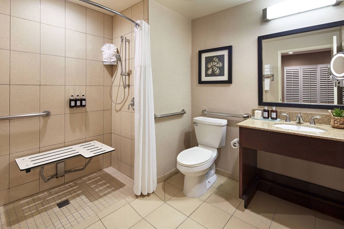 Une salle de bain moderne équipée d’une douche, de toilettes et d’un lavabo.