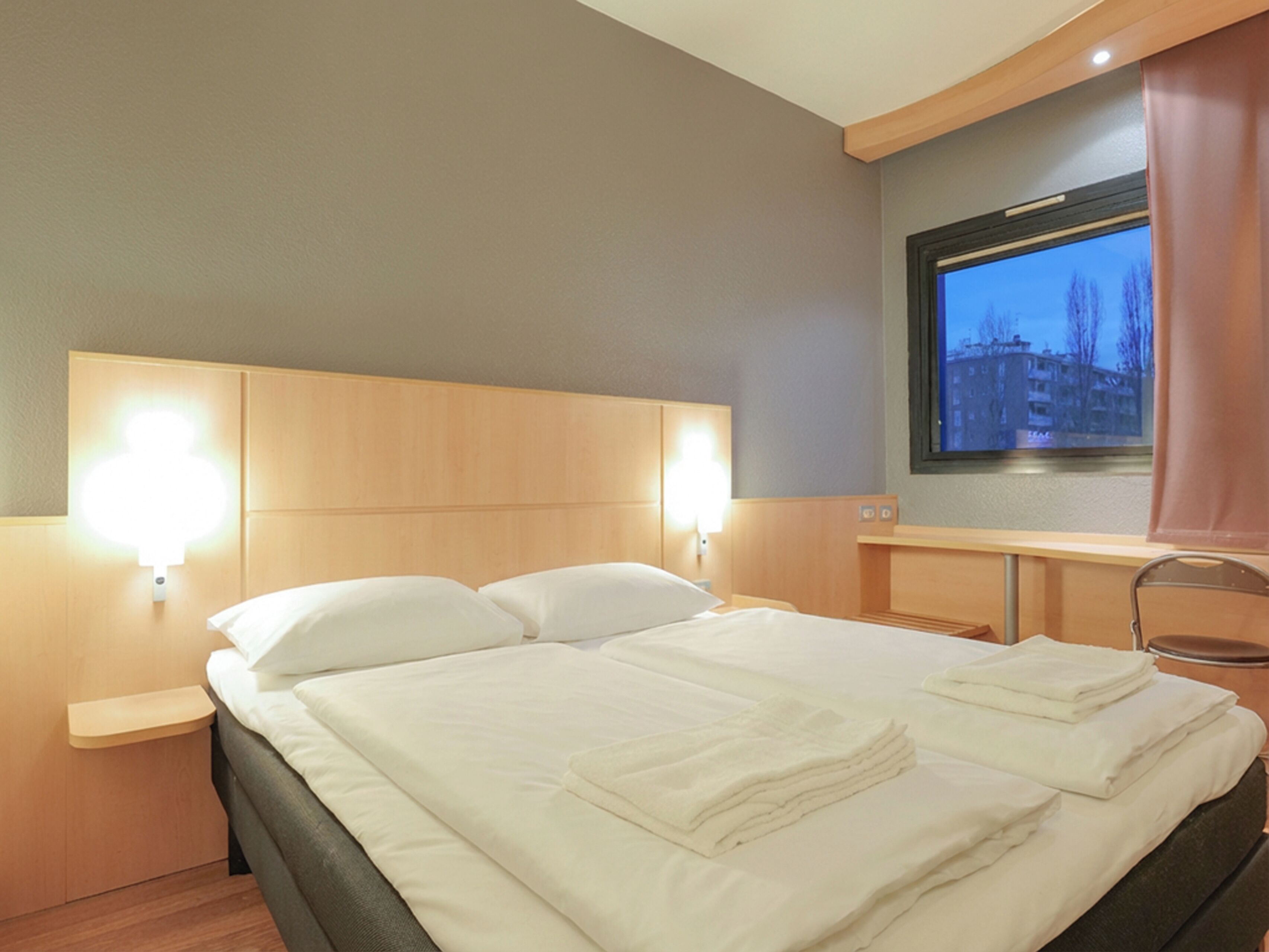 Copriletto in piuma, una scrivania, tende oscuranti, Wi-Fi gratuito