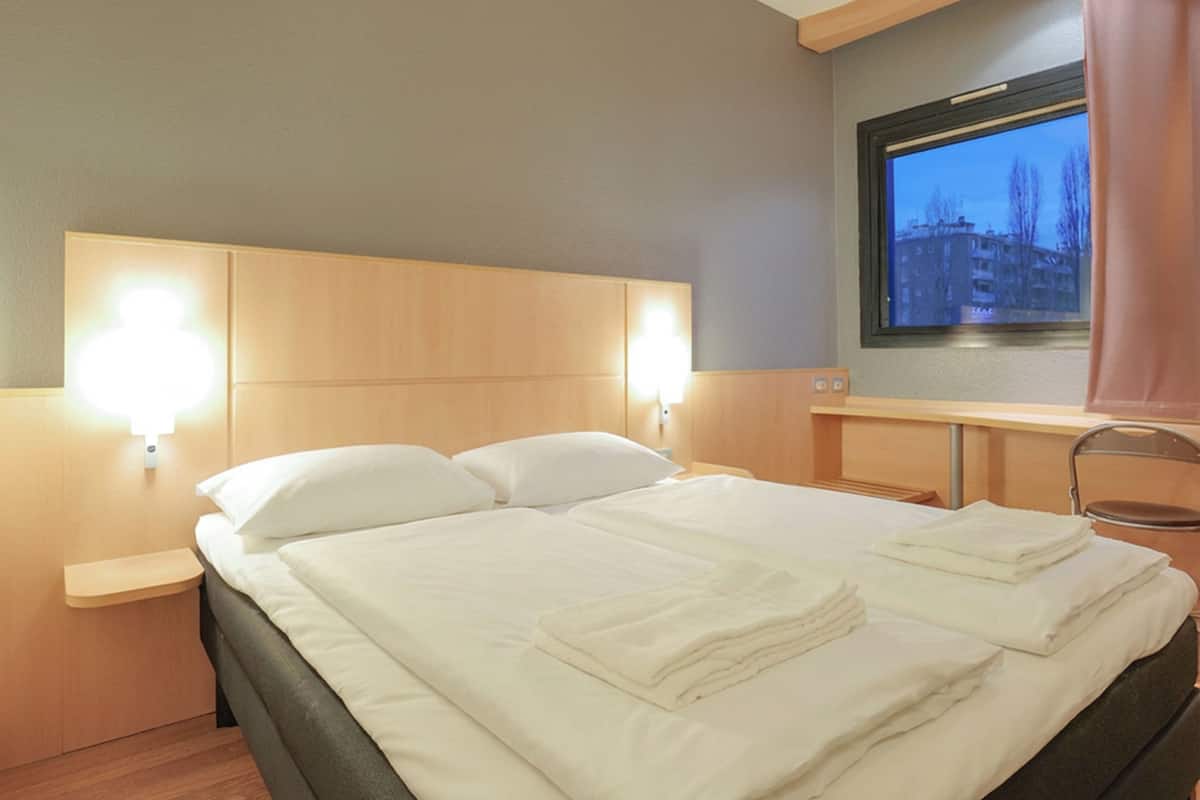 Copriletto in piuma, una scrivania, tende oscuranti, Wi-Fi gratuito