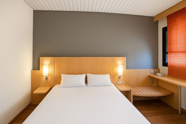 Copriletto in piuma, una scrivania, tende oscuranti, Wi-Fi gratuito