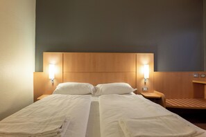 Down comforters, desk, blackout drapes, free WiFi - a&o Hostel Milano Ca Granda (Milan)