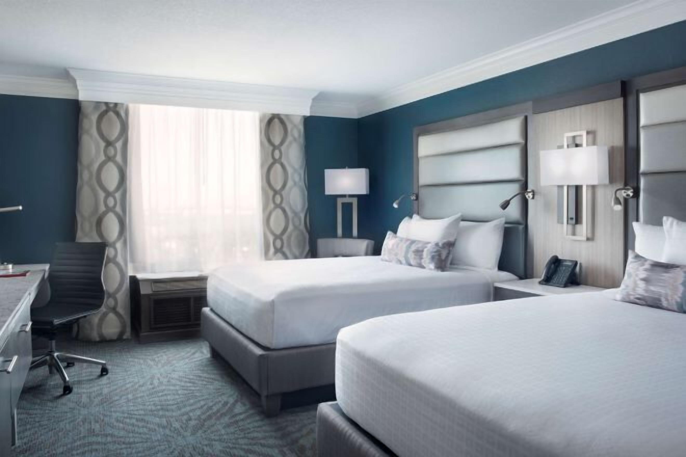 高級寢具、特厚豪華床墊、房內夾萬、書桌